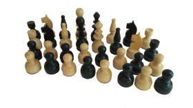 Фигури за шах, ръчно изработени в село Орешак