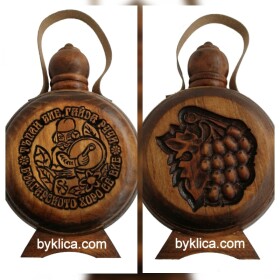 Бъклица с надпис "Тъпан бие, гайда ручи, Българското хоро се вие" Тъпан