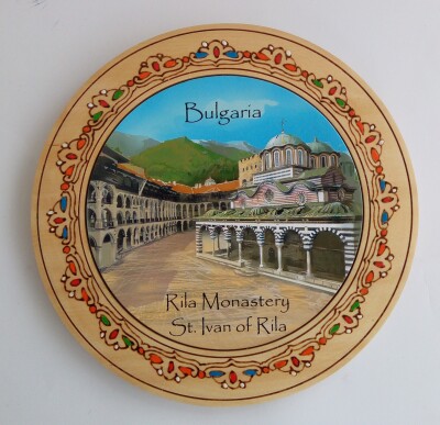 Дървена чиния с пирография Рилски манастир