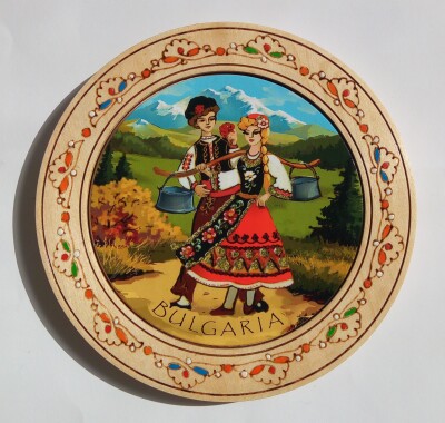 Чиния от дърво с фолклорни мотиви - пирография