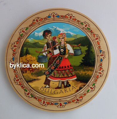 Дървена чиния с фолклорни мотиви