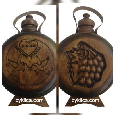 Сватбена бъклица за младоженци с гравирани имена и датата на сватбата